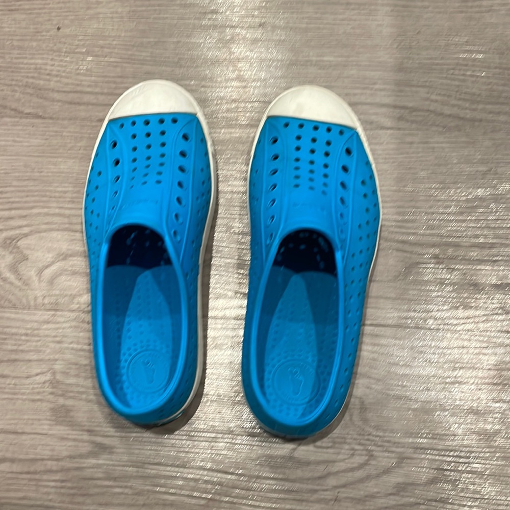 Natives size 5 kids lightly used.